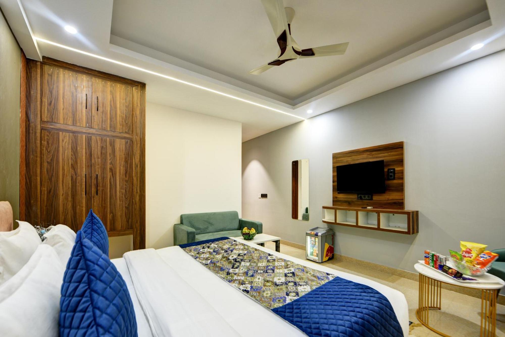 Hotel Dream World Near Delhi Airport 4*